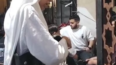 علياء قمرون تلفت الأنظار بمحيط مسجد السيد البدوي بطنطا أثناء بيع السبح