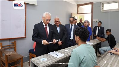 رئيس جامعة المنيا يواصل جولاته التفقدية للامتحانات بكليات الجامعة