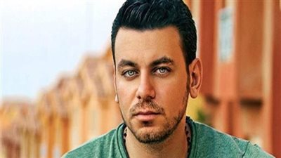 إسلام زكي يضم صوته لصوت نادر نور ويشكو من تجاهل زملائه المطربين: مش بيردوا 