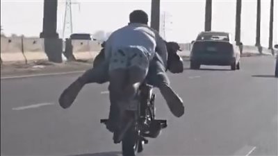 الأمن يفحص فيديو قيادة رعناء لموتوسيكل بسرعة جنونية على طريق سريع