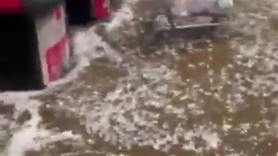عاصفة ثلجية عنيفة تحول الشوارع إلى أنهار جارفة.. شاهد الفيديو 