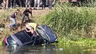 سقوط سيارة ملاكي في ترعة المريوطية بالبدرشين.. والإنقاذ النهري يتدخل