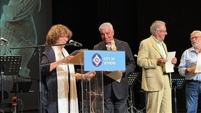 زاهي حواس يتسلم جائزة التميز 