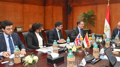 وزير الاستثمار يبحث مع السفير البريطاني تعزيز الشراكة وتعميق التعاون التجاري