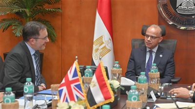 وزير الاستثمار يلتقي السفير البريطاني لتعزيز التعاون الاقتصادي والتجاري 
