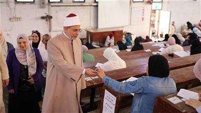 رئيس جامعة الأزهر يتفقد امتحانات الفصل الدراسي الثاني ويوزع الشوكولاتة  