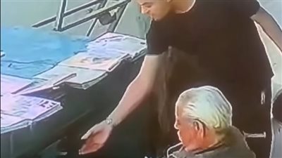 «أداء عمرة».. «إيجيبت كده كده» يتعهد بتعويض بائع الجرائد المسروق في حلوان