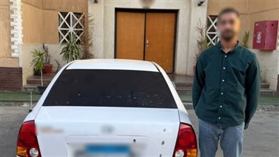 ضبط كهربائي لوضعه عبارات وملصقات خادشة للحياء على زجاج سيارته بالسويس