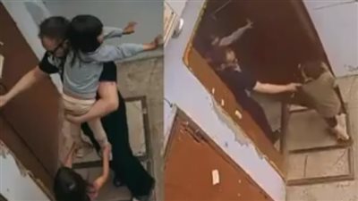 تمسك بالباب وصرخ بكل قوته.. طفل يحبط محاولة خطف طفلة واغتصابها | فيديو