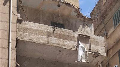 النيابة الإدارية تحقق في انهيار شرفة عقار بمطوبس وإصابة طفلين