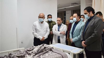 محافظ السويس يطمئن على الطفلين المصابين في حادث موتوسيكل ويتابع مستوى الخدمات 