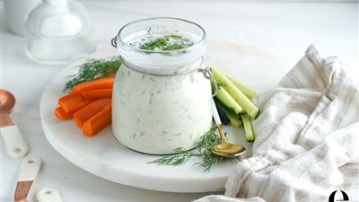 بمكونات بسيطة.. خطوات عمل صوص الرانش المثالي للسلطات والسندوتشات