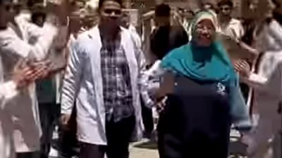 رد الجميل.. طلاب تمريض الفيوم يفاجئون عاملة بالكلية بممر شرفي لافت