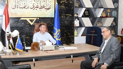 محافظ أسوان يوجه برفع كفاءة الطرق وتسريع مشروعات التطوير