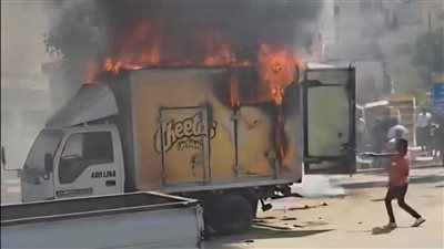 النيران تلتهم سيارة محملة بمواد غذائية في المقطم.. والحماية المدنية تتدخل