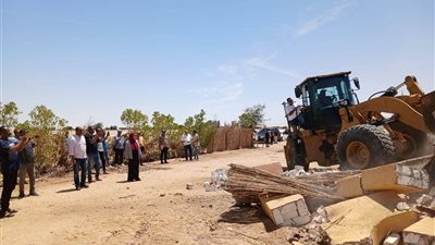 استرداد أكثر من فدانين وإزالة 450 متر تعديات على أملاك الدولة بالسويس