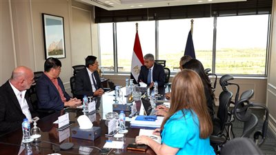 وزير السياحة يبحث تنظيم معارض أثرية مؤقتة بمشاركة سفير سنغافورة