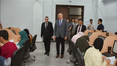 رئيس جامعة مدينة السادات يتفقد امتحانات التمريض والطب البيطري لضمان انضباط اللجان