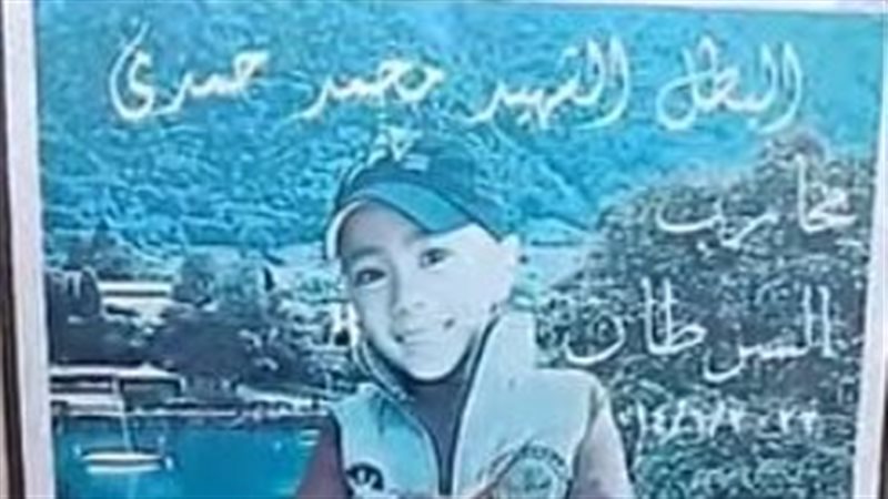 أم تزور قبر ابنها
