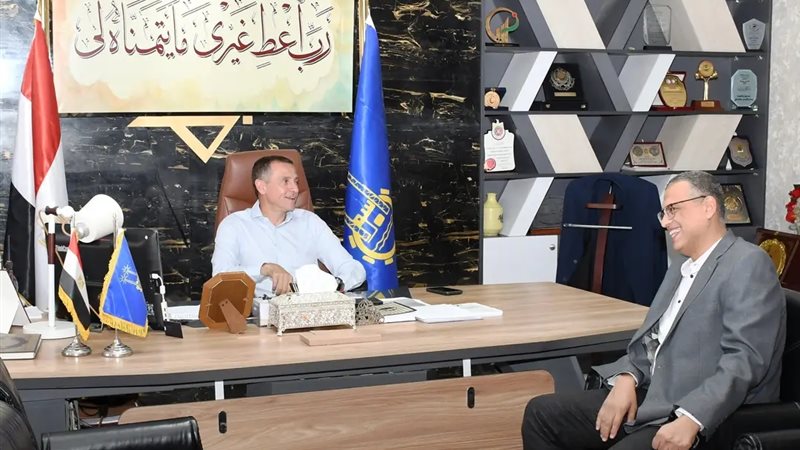 محافظ اسوان يلتقي