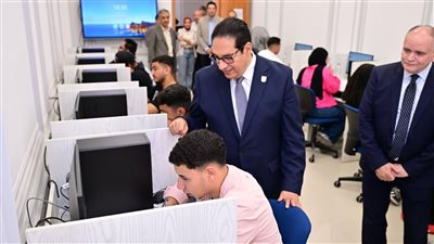 رئيس جامعة القاهرة يتابع سير الامتحانات بالفرعين الأهلي والدولي