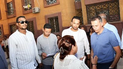 محافظ أسوان يوجه بتسوية متأخرات الوحدات السكنية بمنطقة الصحابى