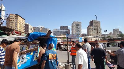استجابة لشكاوى المواطنين.. إزالة الإشغالات وتعديات بحي منتزة أول في الإسكندرية