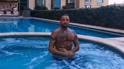 بجسد ملئ بالتاتو.. أحدث ظهور لأحمد الفيشاوي داخل حمام السباحة |فيديو