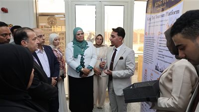 رئيس جامعة قنا يفتتح المعرض الطلابي الأول لمشروعات التخرج بكلية الحاسبات