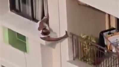 فيديو مثير للجدل في الهند..رجل يعرض حياته للخطر لتصوير جارته من الشرفة 