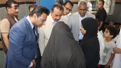 المريضة أولى.. محافظ سوهاج يرفض استخدام الأسانسير ويفسح الطريق لمريضة