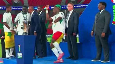 برقصة استفزازية.. لاعب السنغال يحاول مضايقة فوزي لقجع خلال مراسم التتويج (فيديو)