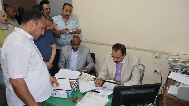 جانب من فحص المحافظ
