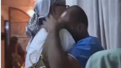 لحظة وداع مؤثرة في المسجد الحرام تجمع الحجاج والعاملين بخدمة ضيوف الرحمن