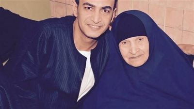 سمسم شهاب يعلن وفاة والدته برسالة مؤثرة: «ماتت من حملتني وآخر من رحمتني»
