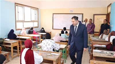 محافظ دمياط يتفقد لجان امتحانات الإعدادية ويؤكد توفير الأجواء المناسبة للطلاب