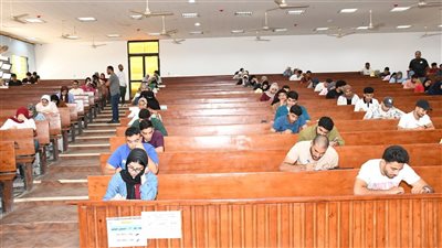 رئيس جامعة قناة السويس يتابع الامتحانات.. انتظام كامل وغياب الغش بلجان الهندسة
