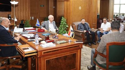 محافظ السويس يبحث مع جهاز تنمية المشروعات إحلال الميكروباصات القديمة بجديدة