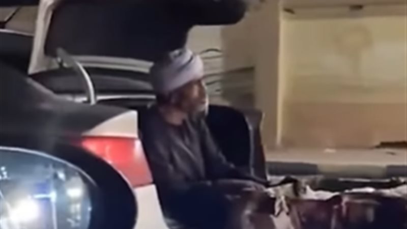 مساعدة بائع متجول