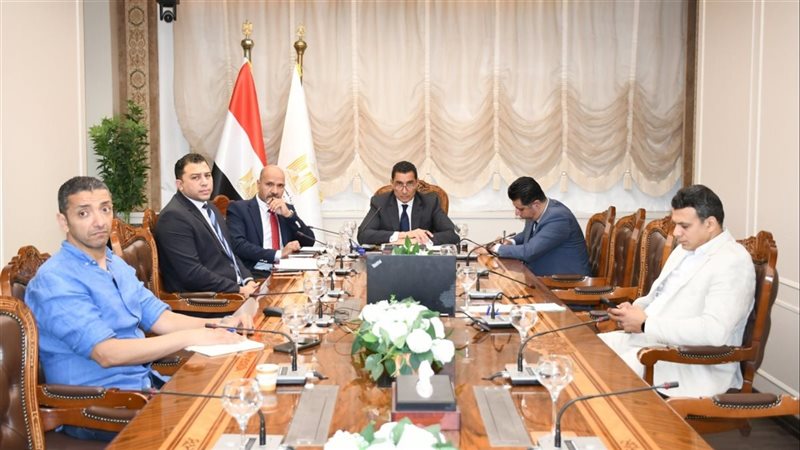 وزير الشباب والرياضة يلتقي مسؤولي شركة دافينج الصينية