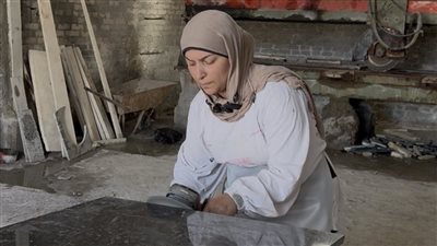 في مهنة الرجال.. أم العربي من الإسماعيلية تحفر اسمها بين عمال الرخام