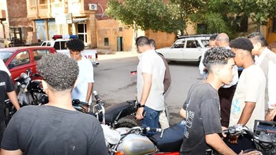محافظ أسوان يوجه بالتحفظ على الدراجات النارية المخالفة وغلق المحال المخالفة