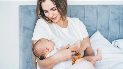 «فوائد صحية ليكي ولطفلك».. أطعمة تزيد من حليب الأم المرضع