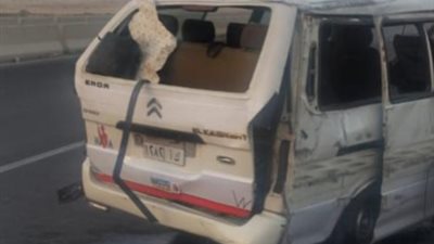 بالأسماء.. إصابة 11 من أسرة واحدة بحادث انقلاب ميكروباص بطريق بنى سويف الشرقى 