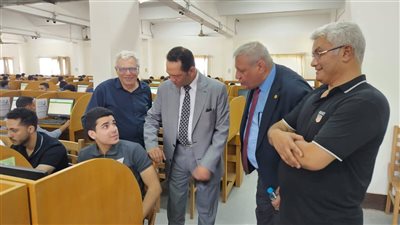 نائب رئيس جامعة الأزهر يتفقد الاختبارات الإلكترونية بكلية الطب بالقاهرة