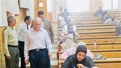 رئيس الجامعة أسوان يتابع امتحانات البرامج المميزة ويؤكد مراعاة ظروف الدارسين