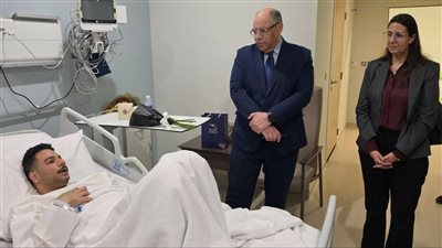 السفير المصري بالكويت يطمئن على المواطن المصري المصاب جراء الهجوم الإيراني 