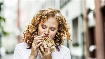 فيه سم قاتل.. هذا الطعام قد يساعد في إصابتك بمرض الخرف