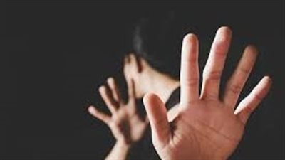 أب يعتدى جنسيا على ابنته لمدة سنوات أمام والدتها بحلوان