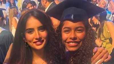 بالرغم من وفاة شقيقها.. زينة تساند مريم ابنة شيرين عبدالوهاب في حفل تخرجها